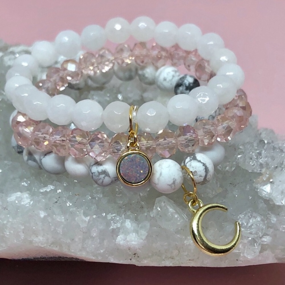 🎉14XHP🎉 Natural White Howlite-Gold Moon Bracelet - Picture 2 of 2